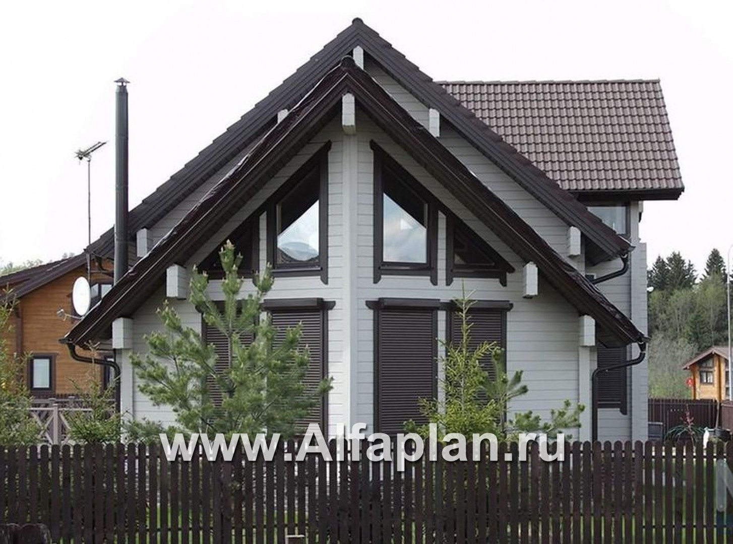 Проекты домов Альфаплан - «Новая Традиция» — деревянный дом с треугольной верандой - дополнительное изображение №2